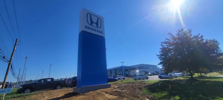 Honda dealership pylon sign