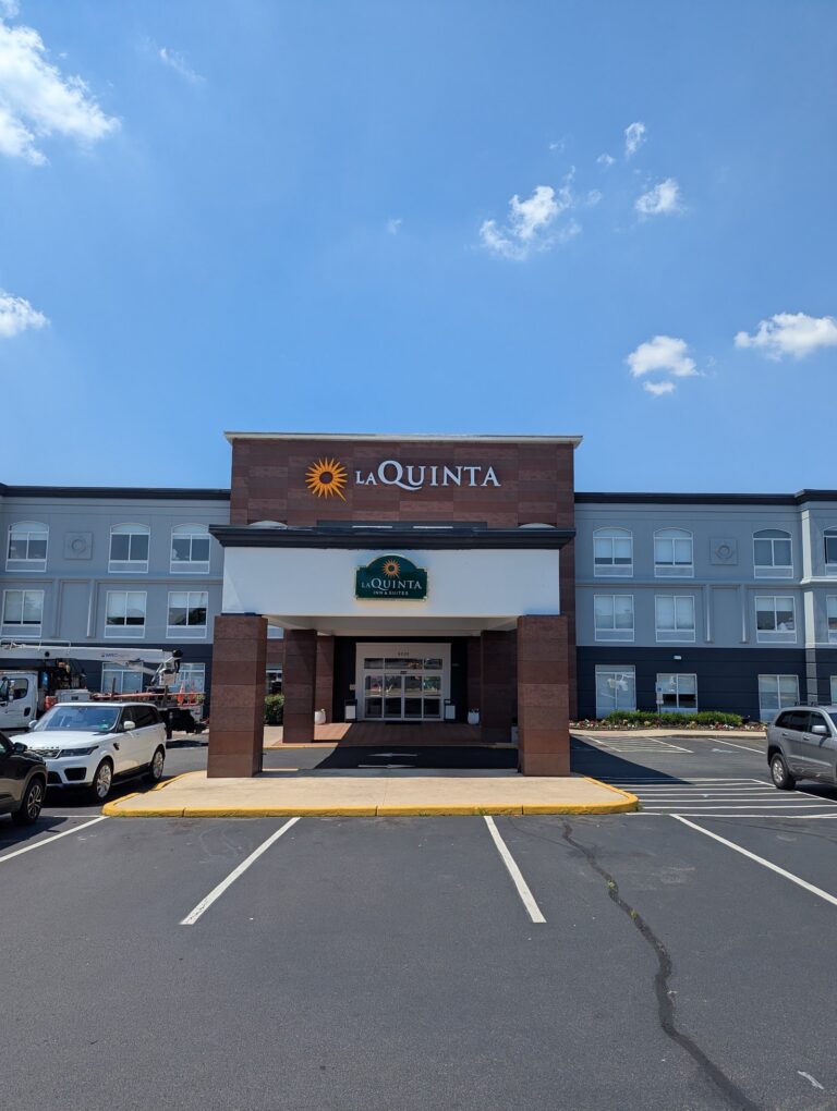 La Quinta hotel entrance sign