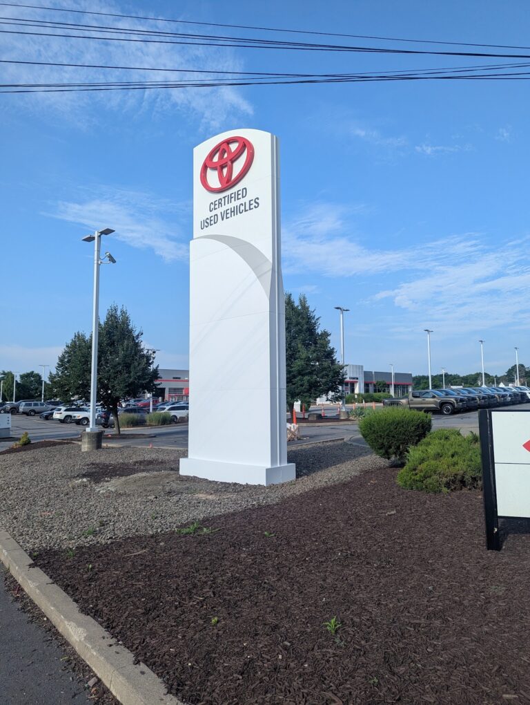 Toyota dealership pylon sign